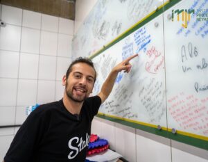 Lucas Strabko Instagram - Um dia cheio de alegria! Recebemos a visita especial do @cartolouco no Instituto Neymar Jr. 🤩✨ Agradecemos pela energia e pela simpatia com as nossas crianças. Os pequenos amaram a visita! Agradecemos por dedicar um pouco do seu tempo para conhecer nosso projeto e pelas risadas compartilhadas. Juntos, fazemos a diferença! 💚💛 

A day full of joy! We received a special visit from @cartolouco at Instituto Neymar Jr. 🤩✨ We thank you for your energy and kindness towards our children. The little ones loved the visit! Thank you for dedicating some of your time to get to know our project and for the shared laughs. Together, we make the difference! 💚💛

#institutoneymarjr #neymarjr #projetosocial #cartolouco