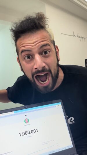Lucas Strabko Instagram - UM MILHÃO DO CANAL CARTOLOUCOS!
.
Chegamos lá! O que um dia achamos que era impossível, virou realidade! Graças a vocês! Três anos de muita luta e amor para fazermos o melhor! Que sensação surreal! Muito obrigado a você! Muito obrigado mesmo! Somos um milhão! Um milhão de Cartoloucos!