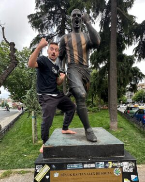 Lucas Strabko Instagram - CHEGUEI NA TURQUIA! O único lugar no mundo que o McDonalds mudou de cor por causa do futebol. No lado do Fenerbahce, NADA vermelho e amarelo do Galatasaray. Amanhã tem o maior clássico do mundo e semana que vem a final da Liga dos Campeões. Vamos viver a loucura da Turquia. @stake, obrigado por mais uma!