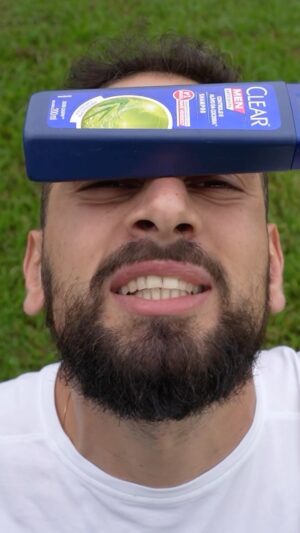 Lucas Strabko Instagram - @clear.haircare me desafiou a achar duas histórias de cabelo no futebol. Achamos! Um atacante profissional que é o barbeiro do clube. O outro, o barbeiro do Neymar. Duas histórias diferentes na bola que envolvem cabelo. Duas vidas distintas de duas histórias lindas. É a Clear, apoiadora de todo tipo de futebol no Brasil! #ARegraÉClearZeroCaspa
#ARegraÉClear #ClearNoPaulistao #publi