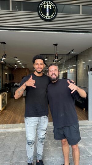 Lucas Strabko Instagram - PASSEI UM DIA COM OS JOGADORES DO PALMEIRAS NO SALÃO DE BELEZA! E foi sensacional! Como os jogadores se cuidam? Quantas vezes cortam os cabelos? Quais todos os segredos? Os craques do Verdão te contam! Tá tudo no canal! Link na bio!