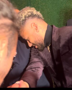Lucas Strabko Instagram - SIMPLESMENTE ESTOU NO LEILÃO DO NEYMAR E ELE ME BEIJOU!!!!!!!! AMO MINHA VIDA!