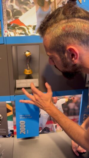 Lucas Strabko Instagram - Para a FIFA, o Corinthians é o primeiro campeão do mundo, em 2000. No museu, eles não reconhecem nenhum título anterior como mundial. Corinthians e Santos são os únicos times brasileiros que aparecem no museu. O Santos, por causa de Pelé. O Corinthians, pelo Mundial. Você acha que a FIFA está certa? Assistam o vídeo completo da visita ao Museu da FIFA no canal!