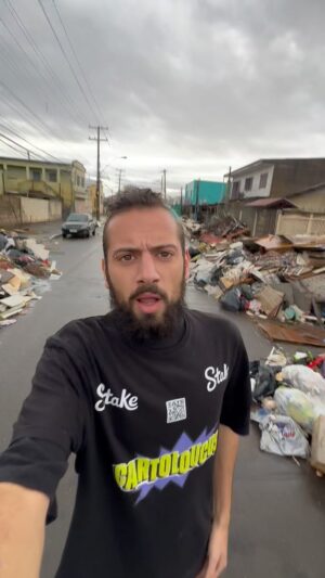 Lucas Strabko Instagram - NÃO ESQUEÇAM DO RIO GRANDE DO SUL! Viemos aqui para contar as histórias dessa doída reconstrução. Dos clubes, jogadores, torcedores… Tudo. Não é fácil ver de perto. A sensação é outra. Aqui, segue bem sério. Não esqueçam que o triste caos não acabou. E está longe.