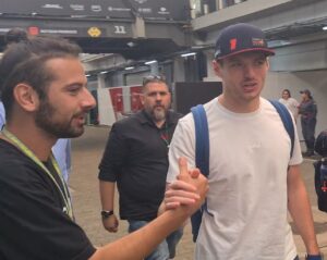 Lucas Strabko Instagram - SAIU UM DOS VÍDEOS MAIS LEGAIS DO CANAL! Olha todo mundo que a gente encontrou e resenhou! Tá tudo no vídeo! Acesso total na Fórmula 1! Mostramos tudo de como funciona a @alfaromeostake, a vida dos pilotos e dos mecânicos! Está sensacional! Só agradecer a @stake por ter nos proporcionado tudo isso! Vão lá assistir! Link nos stories!
