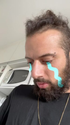 Lucas Strabko Instagram - Ronaldinho meteu o louco no 100 perguntas! E eu amei! Bom saber que ele tá confiante com nosso futebol e fechado com a Torcida Que Não Abandona de @rexonabrasil nessa CONMEBOL Copa América™️! Tá maluco, eu fiquei CHOCADO na hora. Mas agora que tá tudo esclarecido: ele reproduziu frases de torcedores reais que vê na internet. E fez isso junto com Rexona para gerar uma reflexão e incentivar a torcida a trazer a confiança no campeonato. Porque a confiança da torcida, se transforma na garra dos jogadores dentro de campo! 
#TrazAConfiança #RexonaNaoTeAbandona