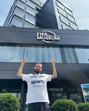 Lucas Strabko Instagram - Primeira parada: museu da FIFA na Suíça! Vim descobrir as verdades sobre os Mundiais. Vai dar bololô. Vocês saberão tudo essa semana no canal! Muito obrigado, @sportz.br!