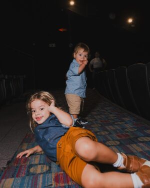 Luccas Neto Instagram - Luccas e Gi em: Dinossauros 🦖 nos CINEMAAAAAS !!!