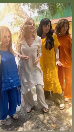 Lucía Méndez Instagram - Las amo comadres @marjodsousa @maribelguardia @laurafloresmx #Complices 💋💋💋🌺🌺🤭
