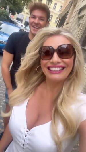 Lucie Borhyová Instagram - Tak dnes dopoledne opět s mým milovaným #one & #only & #best @kuba.hairstylist ❤️💋Opět jsme za ty 3 hoďky nestačili všechno probrat😀ale zase jsme se stihli od srdce pořádně zasmát a také se díky Kubíčkovi cítím jako 👸🏼 #thankyou #my #hairstylist #jakubsak #summer #hair #look #style #long #blond #hair #blondgirl #friends #friendship #together #fun #smile #talk #prague #salon #oskar