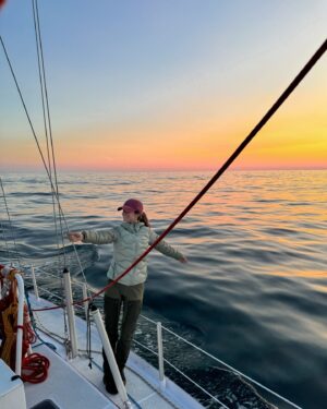 Lucie Rhéaume Instagram - Mon p’tit doigt me dit que c’est le début d’une histoire d’amour avec un mode de vie bien particulier qui commence…⛵️🌊