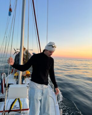 Lucie Rhéaume Instagram - Mon p’tit doigt me dit que c’est le début d’une histoire d’amour avec un mode de vie bien particulier qui commence…⛵️🌊