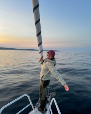 Lucie Rhéaume Instagram - Mon p’tit doigt me dit que c’est le début d’une histoire d’amour avec un mode de vie bien particulier qui commence…⛵️🌊