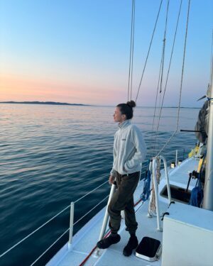 Lucie Rhéaume Instagram - Quelques instants de l’une de mes soirées préférées de notre semaine de navigation en mer: un coucher de soleil exceptionnel combiné avec une mer parfaitement calme sur les côtes isolées de Miquelon.⛵️ Une chose est certaine: je ne m’attendais absolument pas à découvrir des paysages d’une si grande beauté ici sur les côtes Est du Canada. Ça me donne hâte / envie d’explorer plus en profondeur ce secteur isolé. Qui ici connait cette région? Avez-vous des recommandations?🌊
