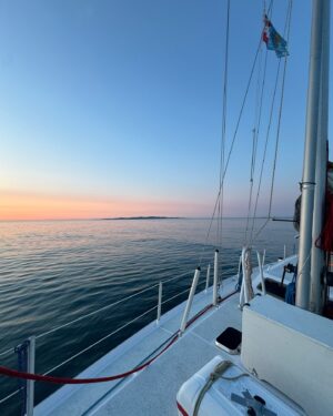 Lucie Rhéaume Instagram - Quelques instants de l’une de mes soirées préférées de notre semaine de navigation en mer: un coucher de soleil exceptionnel combiné avec une mer parfaitement calme sur les côtes isolées de Miquelon.⛵️ Une chose est certaine: je ne m’attendais absolument pas à découvrir des paysages d’une si grande beauté ici sur les côtes Est du Canada. Ça me donne hâte / envie d’explorer plus en profondeur ce secteur isolé. Qui ici connait cette région? Avez-vous des recommandations?🌊