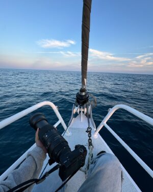 Lucie Rhéaume Instagram - Quelques instants de l’une de mes soirées préférées de notre semaine de navigation en mer: un coucher de soleil exceptionnel combiné avec une mer parfaitement calme sur les côtes isolées de Miquelon.⛵️ Une chose est certaine: je ne m’attendais absolument pas à découvrir des paysages d’une si grande beauté ici sur les côtes Est du Canada. Ça me donne hâte / envie d’explorer plus en profondeur ce secteur isolé. Qui ici connait cette région? Avez-vous des recommandations?🌊