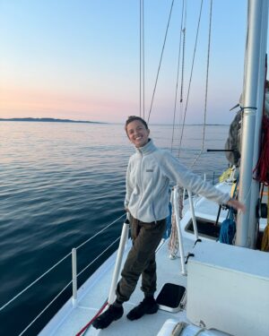 Lucie Rhéaume Instagram - Quelques instants de l’une de mes soirées préférées de notre semaine de navigation en mer: un coucher de soleil exceptionnel combiné avec une mer parfaitement calme sur les côtes isolées de Miquelon.⛵️ Une chose est certaine: je ne m’attendais absolument pas à découvrir des paysages d’une si grande beauté ici sur les côtes Est du Canada. Ça me donne hâte / envie d’explorer plus en profondeur ce secteur isolé. Qui ici connait cette région? Avez-vous des recommandations?🌊