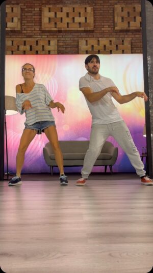 Lucie Vondráčková Instagram - Někde mezi chachou a quickstepem…🤪🙏💃 Potřebovali jsme pauzu od ladnosti, tak jsme si dali street pětiminutovku na uvolnění😂🙏 místo svačinky😎 @stardancecz #dancechallenge #dancelife @jitka_mouckova pamatuješ?😉