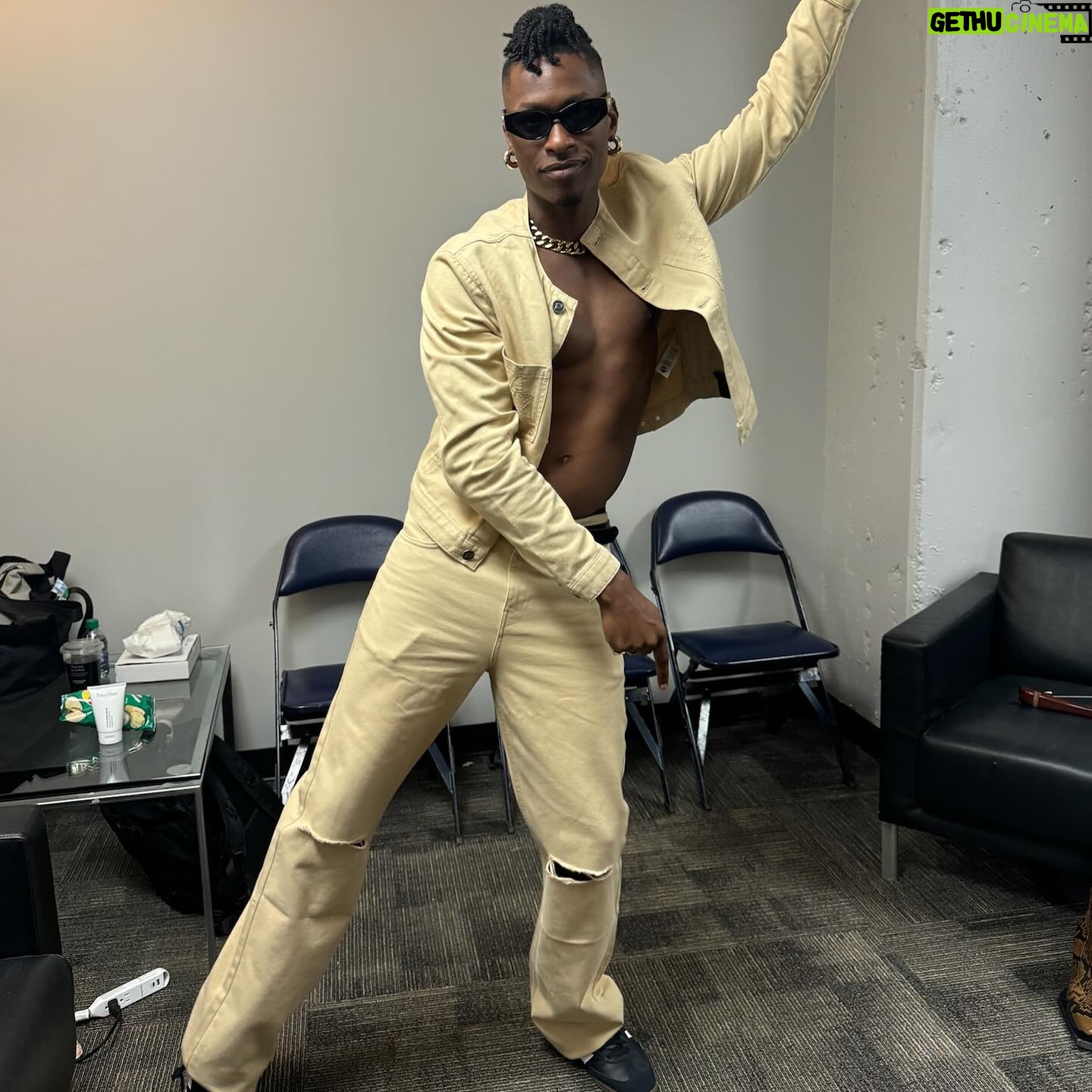 Lucky Daye - 23.8K Likes - Popped out in NOLA with @victoriamonet for Essence but tonight…it’s Daye one of the Algorithm Tour 🍀