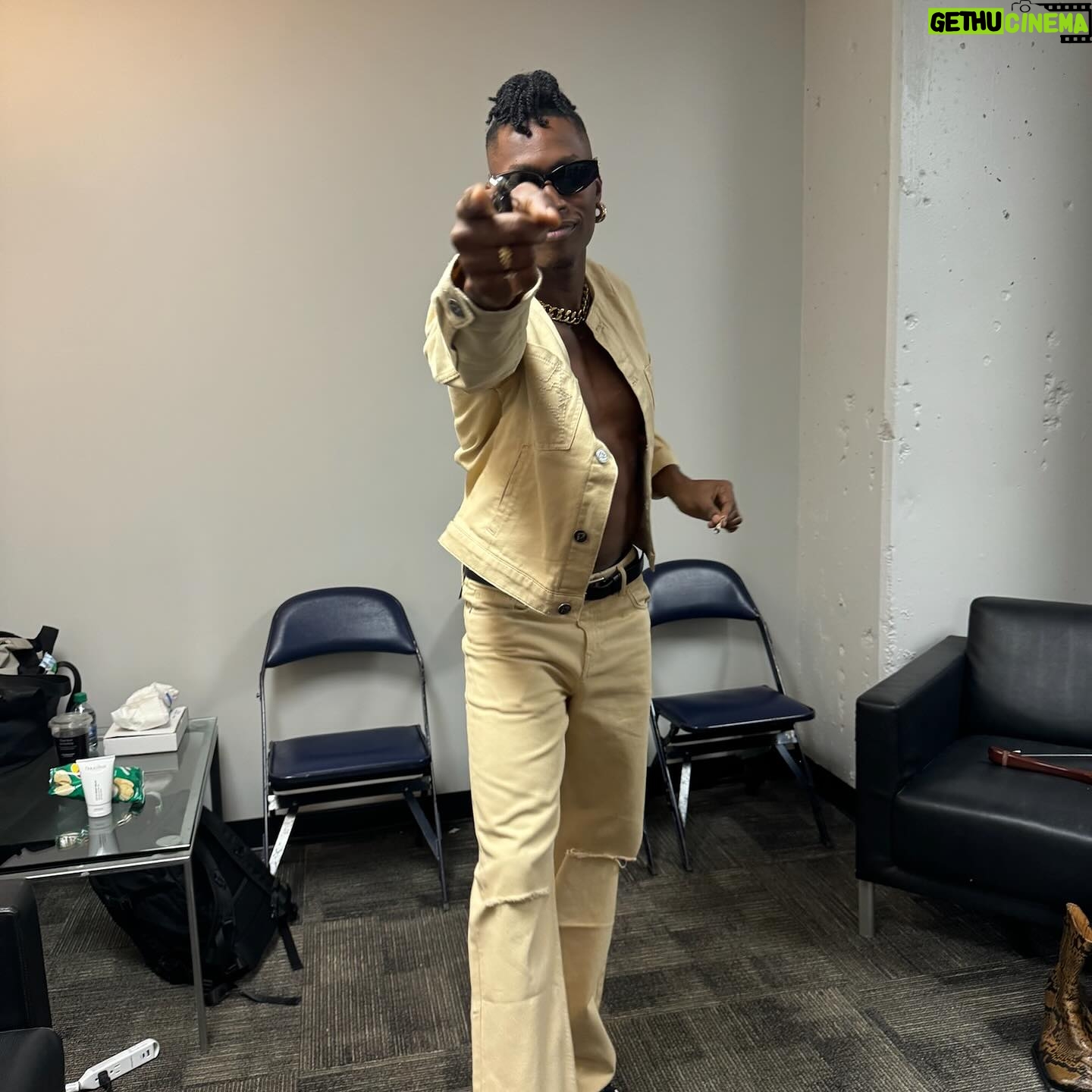 Lucky Daye - 23.8K Likes - Popped out in NOLA with @victoriamonet for Essence but tonight…it’s Daye one of the Algorithm Tour 🍀