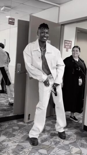 Lucky Daye Instagram - The moment I stop having fun with it… I’m done with it 🕺🏾