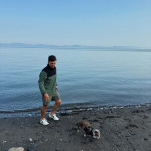 Ludivine Reding Instagram - Célébrer 5 ans d’amour dans un des plus beaux endroits au Québec 💙
Merci à l’ @auberge_sur_mer pour l’accueil avec nos chiens 🐶