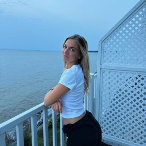Ludivine Reding Instagram - Célébrer 5 ans d’amour dans un des plus beaux endroits au Québec 💙
Merci à l’ @auberge_sur_mer pour l’accueil avec nos chiens 🐶