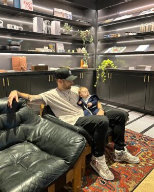 Luis Ernesto Franco Instagram - Hangeando Downtown with my gang. 

Wowwwww. Que Montaña rusa de emociones han sido estos meses.  Sin entrar en detalles… fui victima de gente cu&3$@ que quizo aprovecharse de que soy demasiado confiado. De verdad pienso que la gente en esencia es buena.
 Al final ya todo se está arreglando, y esos que quisieron chin&@7.3 se la Pérez prado! 
Si, tu que lo estás leyendo, esto es para ti…De verdad, espero que algún día puedas dormir tranquilo aún sabiendo que toda factura tiene fecha de caducidad y algún día nos la cobran, que toda acción tiene una reacción. 

Creo en la justicia divina, y al final… el que obra bien, bien le irá. El  que obra mal, se le pudre la conciencia. 

Por mi parte, acá ando celebrando la vida, con las personas que amo, disfrutando los momentos simples que puede regalarte un día a pesar de los problemas.

Gracias @roza.franco por estar siempre, en las buenas y no tan buenas.