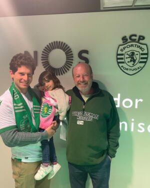 Luís Esparteiro Instagram - Hoje foi dia de dar a conhecer o Estádio de Alvalade à minha neta Margarida. Já era tradição assistir aos jogos com o meu filho Guilherme desde pequeno, e que bom que é transmitir o amor pelo meu @sportingclubedeportugal a mais uma geração. 

Obrigado @nosportugal e parabéns Sporting pelo excelente resultado! 👏🏼💚

#sportingcp #nosportugal #familia #tradicao #neta