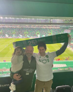 Luís Esparteiro Instagram - Hoje foi dia de dar a conhecer o Estádio de Alvalade à minha neta Margarida. Já era tradição assistir aos jogos com o meu filho Guilherme desde pequeno, e que bom que é transmitir o amor pelo meu @sportingclubedeportugal a mais uma geração. 

Obrigado @nosportugal e parabéns Sporting pelo excelente resultado! 👏🏼💚

#sportingcp #nosportugal #familia #tradicao #neta