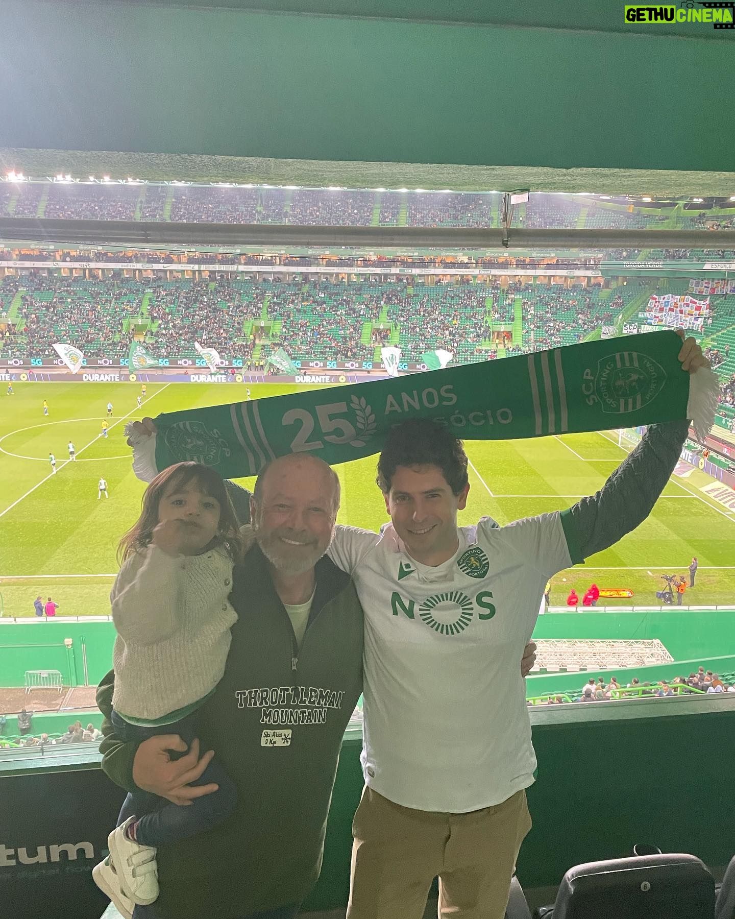 Luís Esparteiro - 1.3K Likes - Hoje foi dia de dar a conhecer o Estádio de Alvalade à minha neta Margarida. Já era tradição assistir aos jogos com o meu filho Guilherme desde pequeno, e que bom que é transmitir o amor pelo meu @sportingclubedeportugal a mais uma geração.
Obrigado @nosportugal e parabéns Sporting pelo excelente resultado! 👏🏼💚
#sportingcp #nosportugal #familia #tradicao #neta