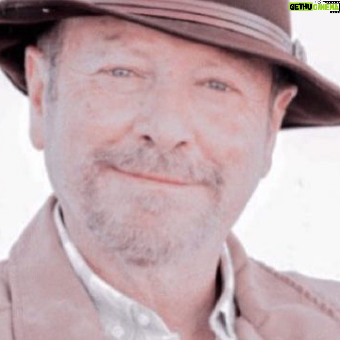 Luís Esparteiro - 1.1K Likes - Estreia amanhã, dia 7/3/22, a novela “Por Ti”. Depois de 40 anos de carreira, é o meu primeiro trabalho de ficção na SIC. Estou entusiasmado com este projeto, mas também confiante, já que tem tudo para correr bem. Espero que gostem pelo menos tanto como nós gostamos de estar a fazê-lo. @sicoficial @portisic @hitmanagement.byvandacorreia