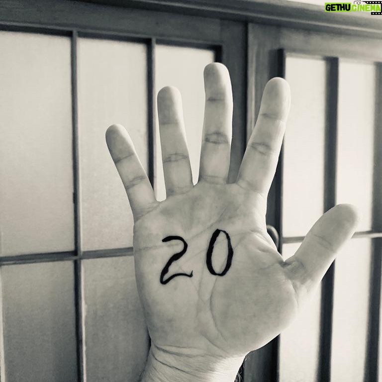 Luís Esparteiro - 1K Likes - #25novembro #dia internacional pela eliminação da violência contra as mulheres
#campanha20/20 - Palmas da mão pela eliminação da violência contra as mulheres!
As mãos, como um stop, mostram que nos importamos!
Em Portugal, até Agosto de 2020, foram assassinadas 20 mulheres e o terror não ficou por aqui! Até Novembro de 2020, foram mais 10. 30 mulheres assassinadas, maioritariamente pelos seus (ex)companheiros, (ex)namorados ou (ex)maridos; maioritariamente em contextos de intimidade e de violência doméstica.
Desde 2004 já houve perto de 570 femicídios em Portugal: 35,6/ano; 2,9/mês. Em média, uma mulher assassinada de dez em dez dias.
O terrorismo contra as mulheres não pode continuar impune!
Exigimos o fim de todas as violências contra as mulheres e as mãos, como um stop, mostram que nos importamos!
Em 2020 exigimos ação (também) contra a pandemia da violência contra as mulheres.
Campanha criada pela ativista @franciscademagalhaesbarros