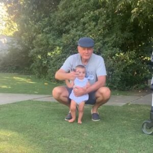 Luís Esparteiro Instagram - O avô, a neta e o pato. Sempre ouvi dizer que ao ano andarás e aos dois falarás. Mas esta miúda com nove meses está a baralhar-me as contas. #neta #avôbabado #familia