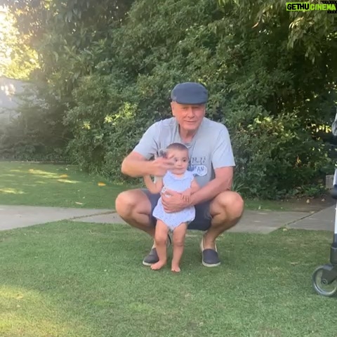 Luís Esparteiro - 2.5K Likes - O avô, a neta e o pato. Sempre ouvi dizer que ao ano andarás e aos dois falarás. Mas esta miúda com nove meses está a baralhar-me as contas. #neta #avôbabado #familia