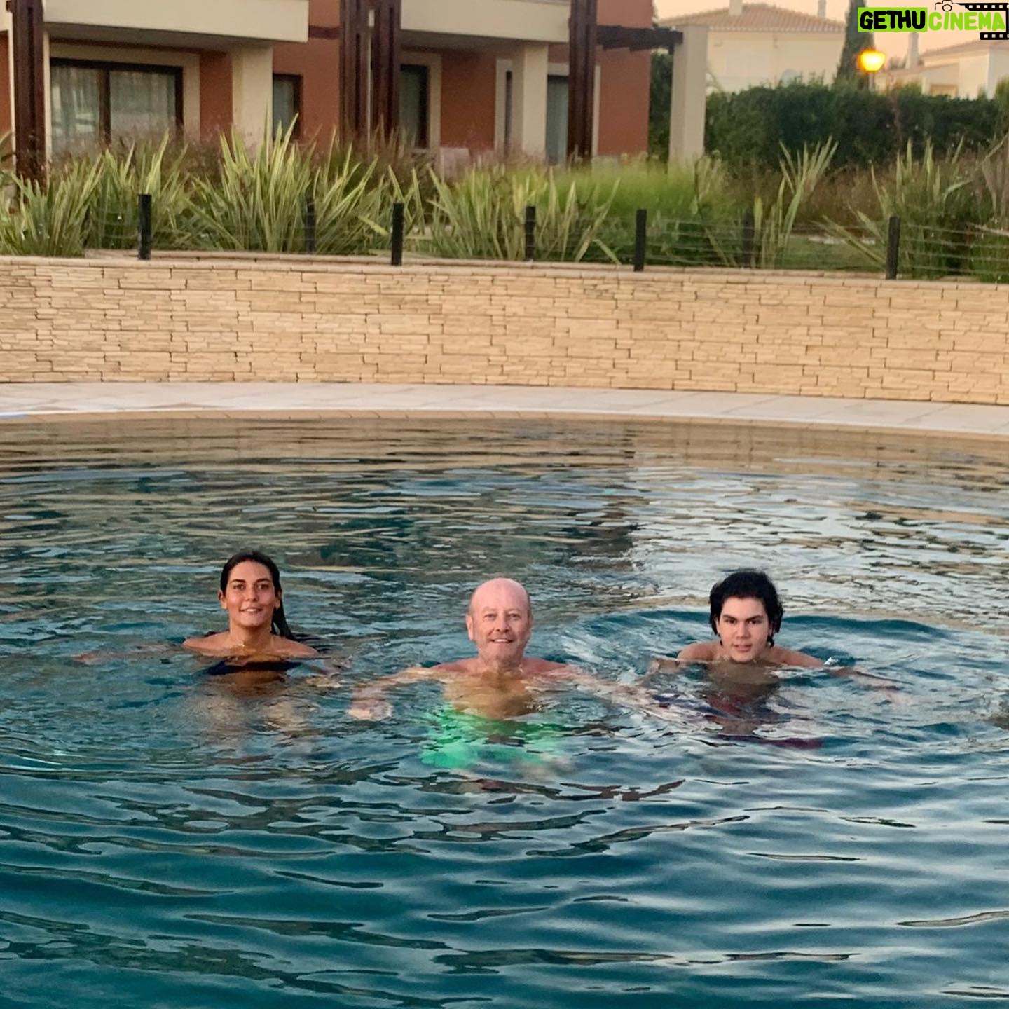 Luís Esparteiro - 3.5K Likes - As crianças divertem-se nas férias. Ora saltas tu, ora salto eu. Todos ao mesmo tempo, é que é mais difícil. #ferias #feriasemfamilia #familia #montesantoresort