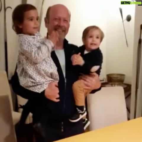 Luís Esparteiro - 2.5K Likes - Mais um ano e mais um jantar no aconchego da família . #familia #vivaavida