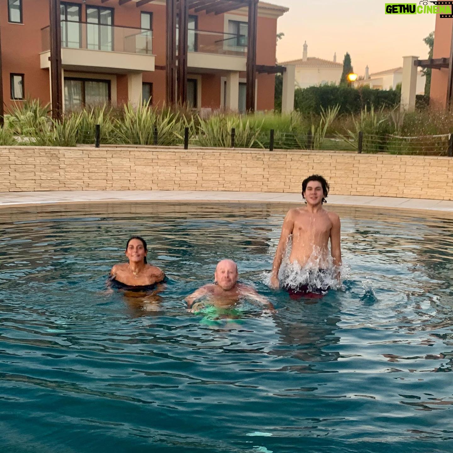 Luís Esparteiro - 3.5K Likes - As crianças divertem-se nas férias. Ora saltas tu, ora salto eu. Todos ao mesmo tempo, é que é mais difícil. #ferias #feriasemfamilia #familia #montesantoresort
