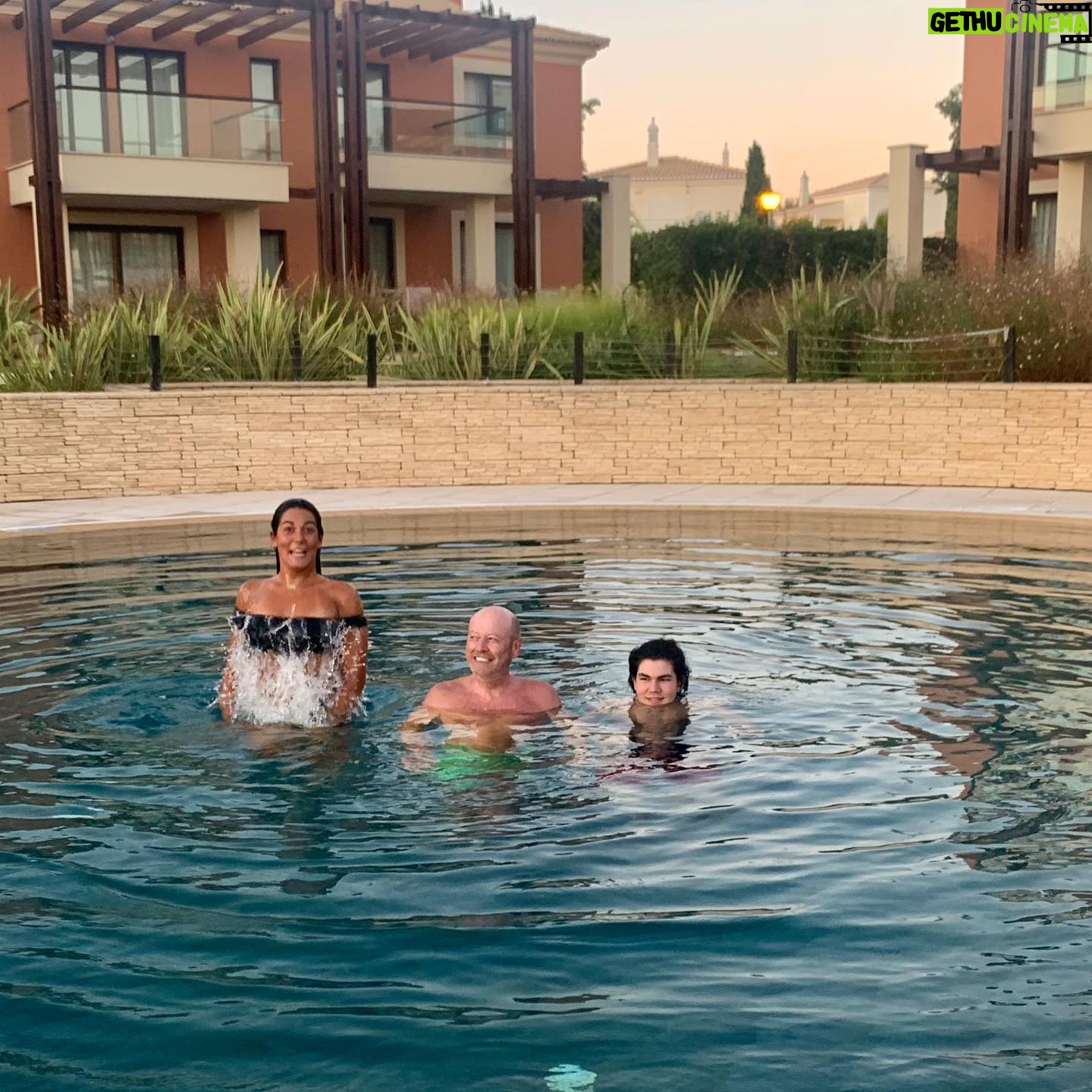 Luís Esparteiro - 3.5K Likes - As crianças divertem-se nas férias. Ora saltas tu, ora salto eu. Todos ao mesmo tempo, é que é mais difícil. #ferias #feriasemfamilia #familia #montesantoresort