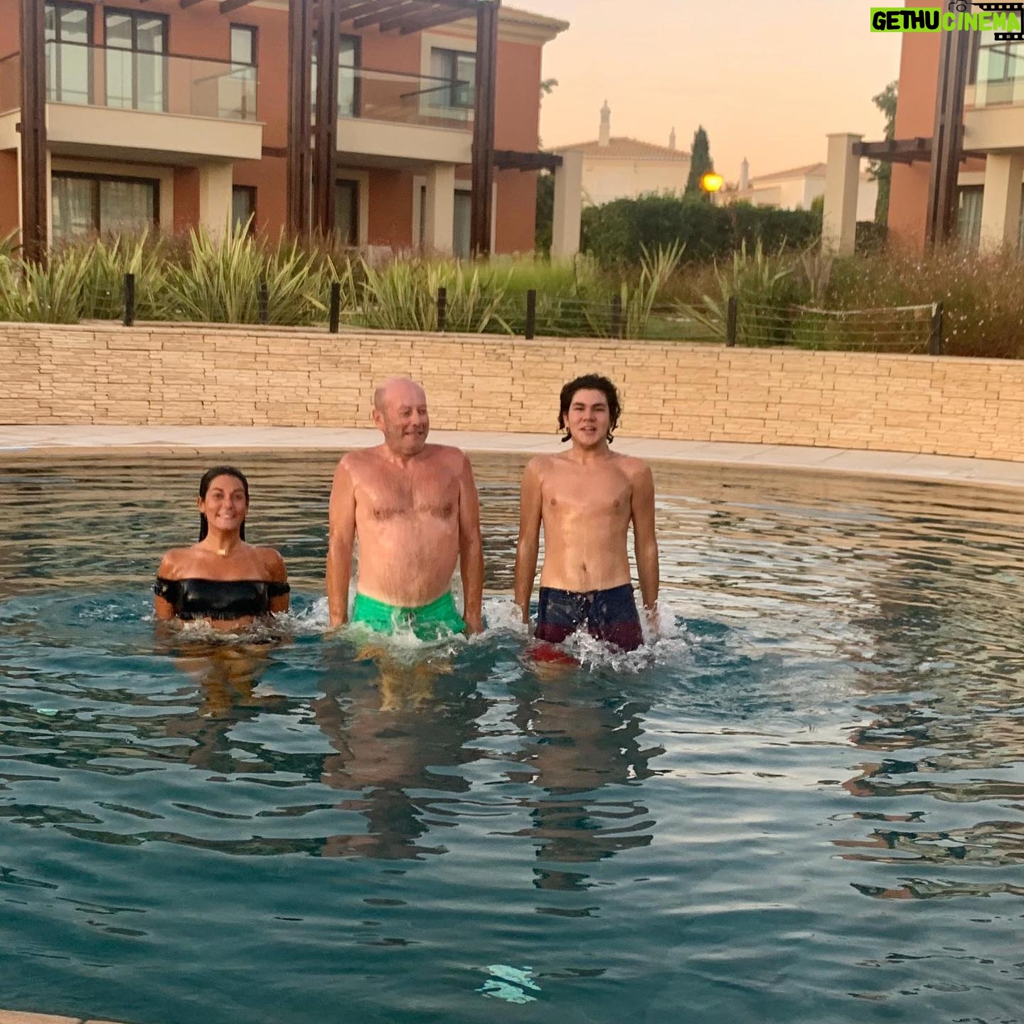 Luís Esparteiro - 3.5K Likes - As crianças divertem-se nas férias. Ora saltas tu, ora salto eu. Todos ao mesmo tempo, é que é mais difícil. #ferias #feriasemfamilia #familia #montesantoresort