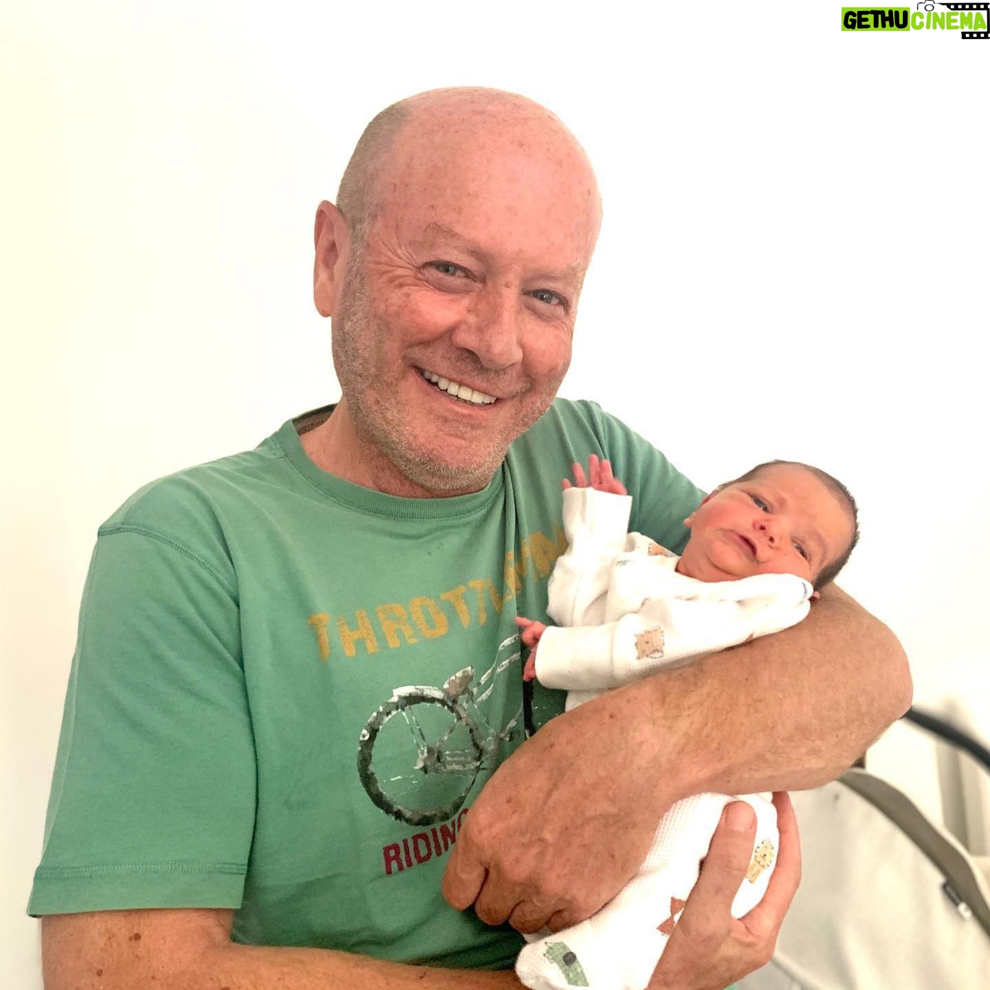 Luís Esparteiro - 12.4K Likes - Chegou o Bernardo! Filho da minha filha @constancalopesdacosta . A família é a nossa base, o nosso primeiro refúgio. E que bom que é vê-la crescer... #familia #refugio #neto #avósbabados