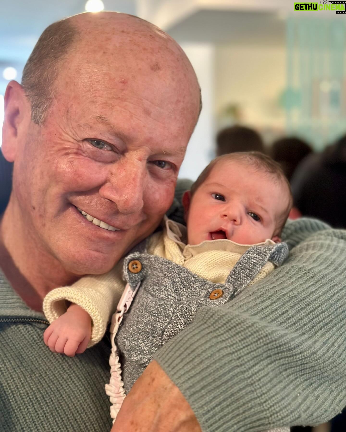 Luís Esparteiro - 12K Likes - Desde dia 01/02 que o meu coração cresceu mais um pouco para acolher a Princesa Mariana, arrastem para o lado se querem ver o seu primeiro sorriso. 😊
#familia #netos #mariana #amorquenaoparadecrescer