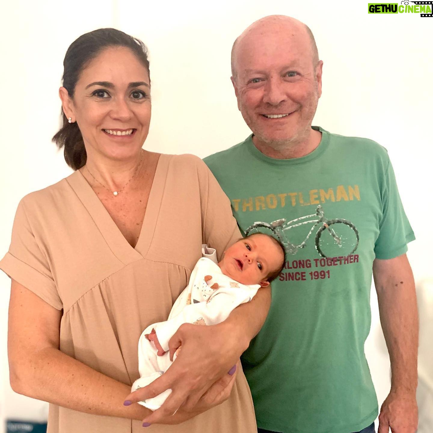 Luís Esparteiro - 12.4K Likes - Chegou o Bernardo! Filho da minha filha @constancalopesdacosta . A família é a nossa base, o nosso primeiro refúgio. E que bom que é vê-la crescer... #familia #refugio #neto #avósbabados