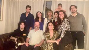 Luís Esparteiro Instagram - Um dia de aniversário é de festa, mas também de reflexão. Tenho muito a agradecer à vida. Aos meus amigos, à minha profissão, e sobretudo à minha família. São esses pilares que me sustentam. #familia #aniversário #afetos #62andfabulous