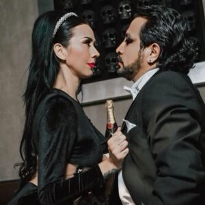 Luis Fernando Peña Instagram - Marilyn Monroe decía: El amor no necesita ser perfecto. Solo necesita ser verdadero.
 
Así que el amor es cuando puedes ser tú sin ser lo que el mundo espera que seas! 🫶🏻

@muavarelatv  gracias por haber armado esta sesión