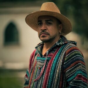 Luis Fernando Peña Instagram - Quién será este muchacho que parece vende quesos o velador de un panteón……