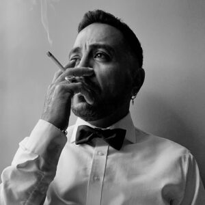 Luis Fernando Peña Instagram - De cuando pasas tiempo en el camper esperando y dices… “UNA FOTO APROVECHANDO QUE ANDO DE SMOKING”