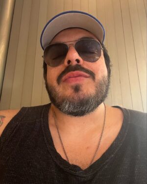 Luís Lobianco Instagram - Dos stories pro feed,  mas forcei Paris de 4 anos  atrás, admito ✨
