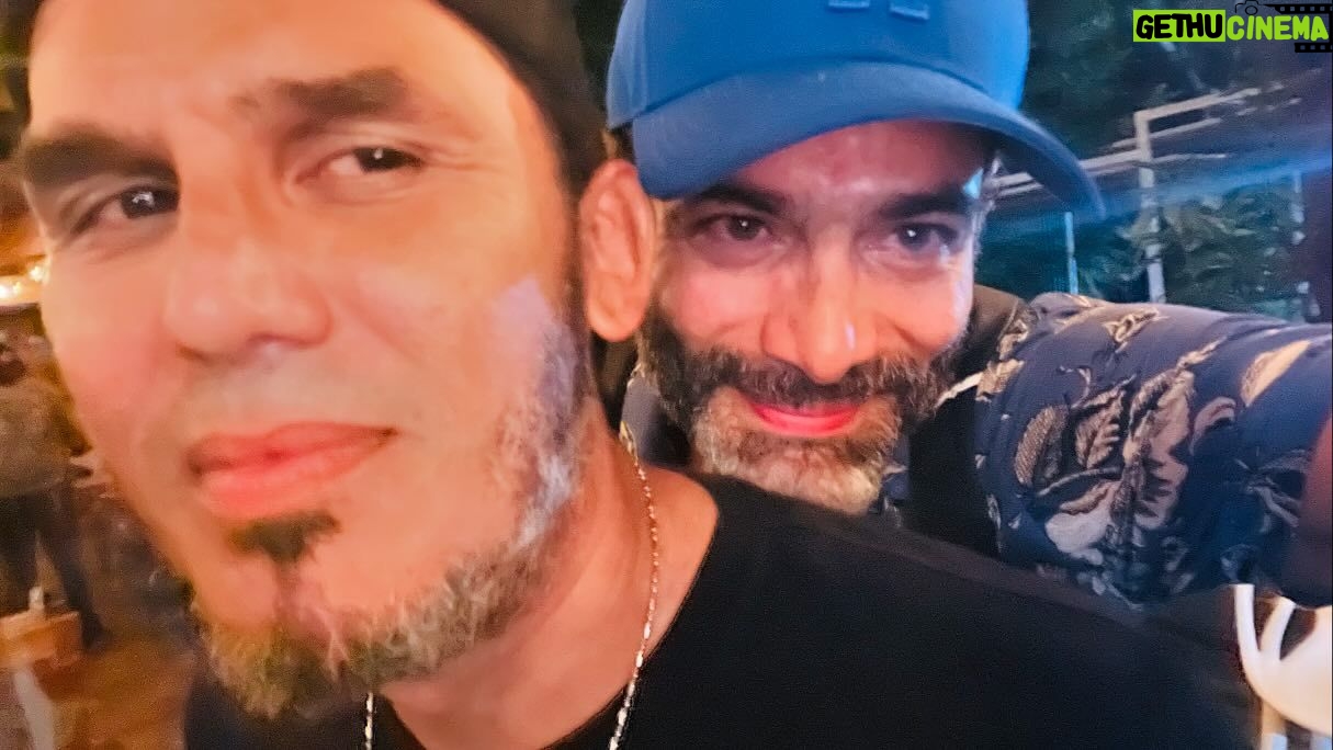 Luis Roberto Guzmán - 8.5K Likes - Ya en el aeropuerto. Me despido con mucha nostalgia y felicidad de haber rodado esta película Puertorriqueña y Dominicana con gente que amo, admiro, respeto y que tienen una gran pasión por el cine. Gracias a cada uno de ustedes por guiarme, apoyarme, por las risas, el relajo y la diversión. Pero sobretodo reconectar desde el cine con mis raíces caribeñas! Reconocer a través de esta historia que la empatía y la humanidad son motores y fuerzas muy poderosas generadoras de cambios positivos. Me llevo algo hermoso de todos los seres humanos involucrados. Tengo la certeza de que nos reencontraremos para continuar el juego. Este partido no ha terminado. Gracias @arimaniel @julietta_rodriguez @xucuru1 @rodulfosoy @modesto_lacen #sebas, @chago12 #carol, @elgingerrican @adytapaz (nos debemos una foto) Es hermoso sentirse muy vulnerable en el set. Lo único que me sale pronunciar es gracias. Gracias por toparnos en el camino. Sigan brillando, banda, corillo, parceros. Ha sido un enorme gusto! Mando abrazos gigantescos. Me espera otra aventura. En camino a Buenos Aires a seguir creando.