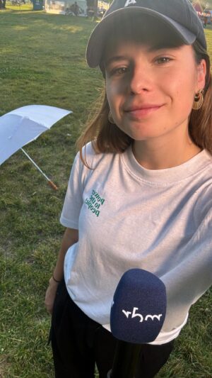Luisa Neubauer Instagram - Spontan eine Runde Klima-Mythen erklärt, sagt es weiter - weil wow der Anti-Klima-Populismus ist da und er ist überall. Es ist hart die immer gleichen Ja-Aber-Ausreden zu hören, aber wir gehen es an. ❤️ und: Schlechtes Licht sorry, Haare nach drei Tagen Camp nicht mehr kamerareif 😂. #Klima #FridaysForFuture